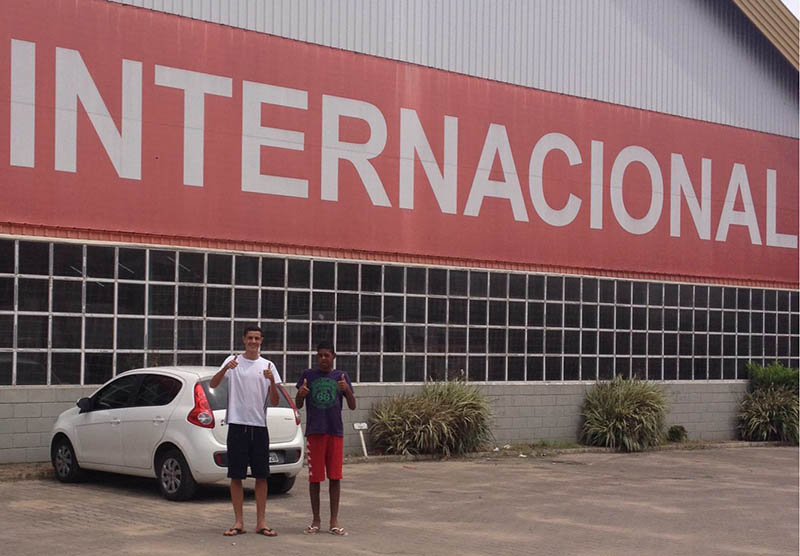 O atacante João Vítor e o volante Antônio Júnior no Centro de Treinamento (foto: Divulgação)